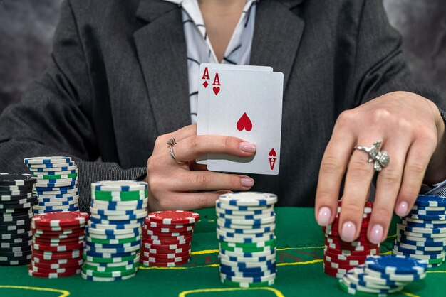 Femme en costume jouant au poker avec des cartes et des jetons Concept de jeu