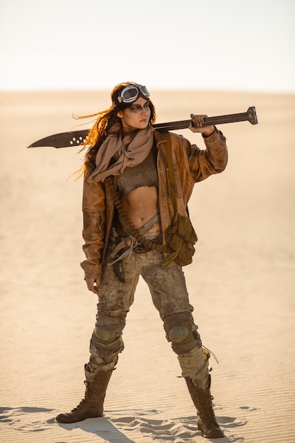 Femme en costume post-apocalyptique