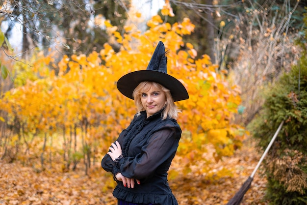 Photo une femme en costume de sorcière dans une forêt dense lors d'un rituel