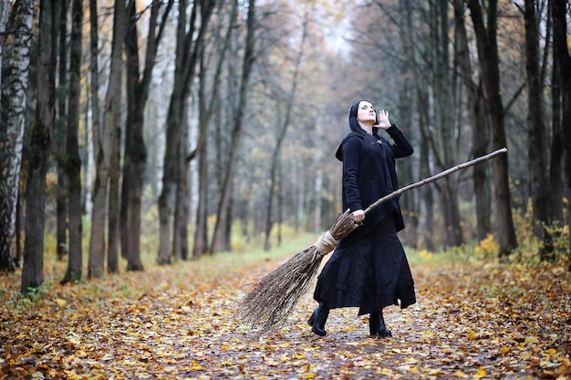 Une Femme En Costume De Sorcière Dans Une Forêt