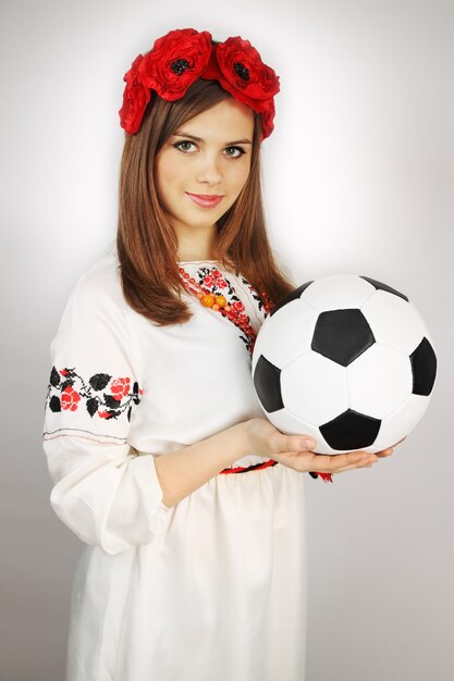 Une femme en costume ukrainien tient le ballon