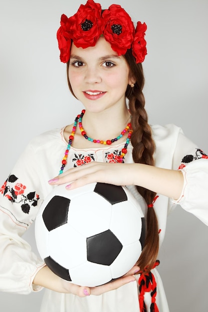 Une femme en costume ukrainien tient le ballon