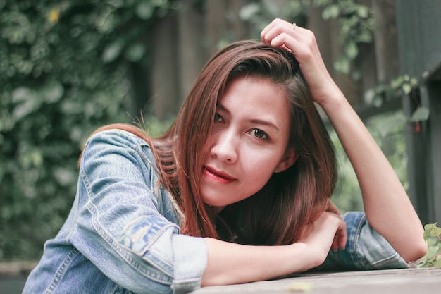 Femme couchée à la table du parc