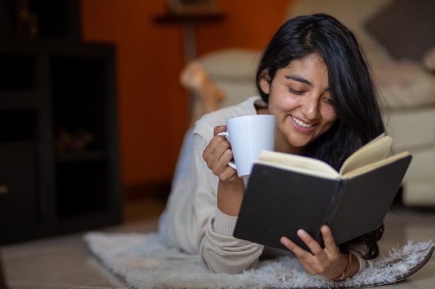 Femme, coucher, lecture, à, tasse café