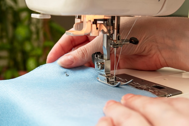 Femme coud sur une machine à coudre