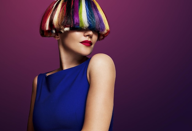 Femme avec une couleur de cheveux creatie cheveux arc-en-ciel