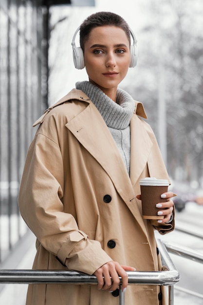 Photo femme coup moyen avec un casque