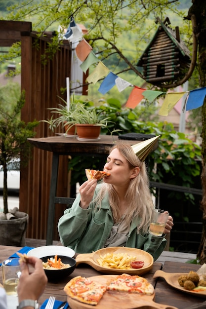 Femme, coup moyen, manger pizza