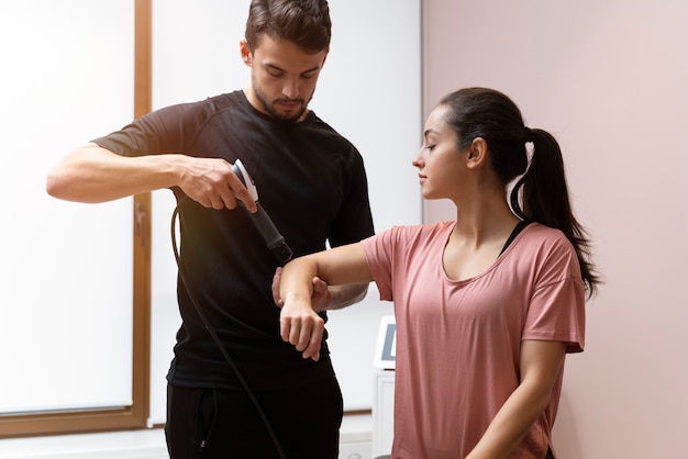 Photo femme de coup moyen en réadaptation physique