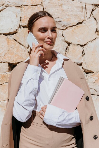 Femme coup moyen sur téléphone