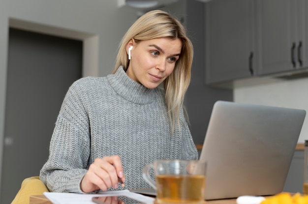 Femme de coup moyen travaillant avec un ordinateur portable