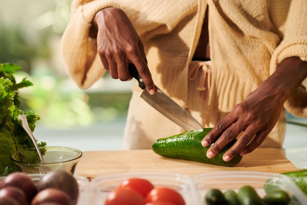 Femme coupant l'avocat pour la salade