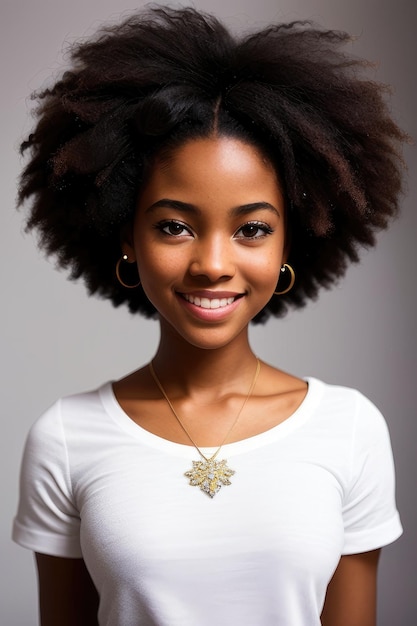 Une femme avec une coupe de cheveux naturelle et un collier