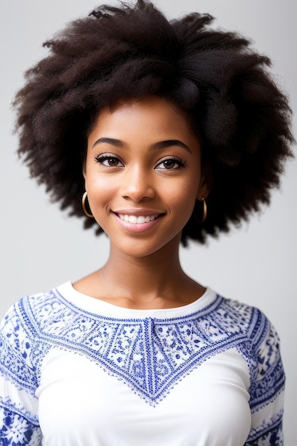 Une femme avec une coupe de cheveux naturelle et un haut bleu.