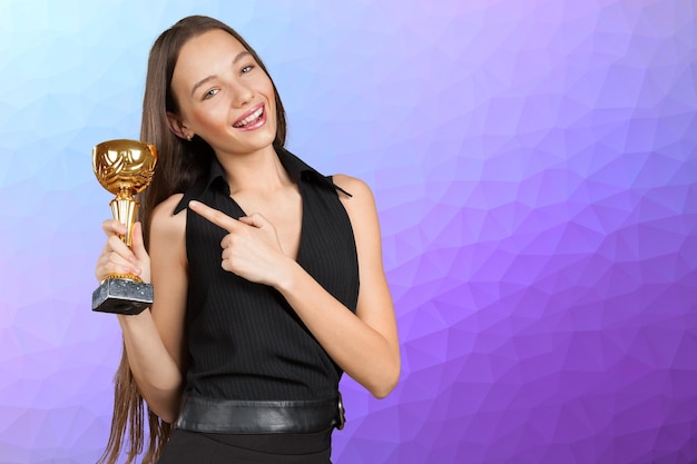 Femme avec une coupe d&#39;or