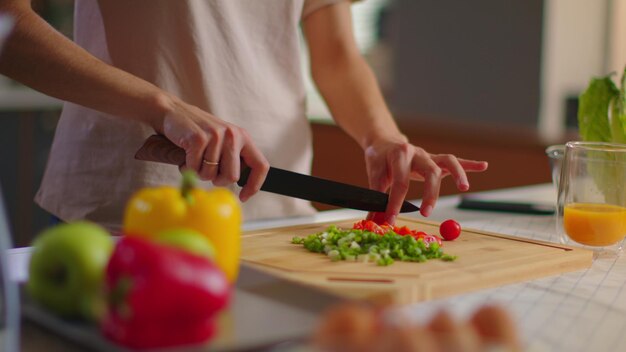 Femme, couper, légumes, planche bois, dame souriante, cuisine, salade, cuisine