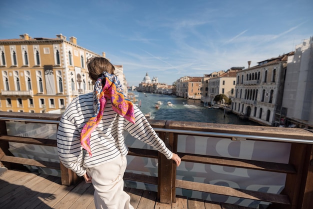 Femme courant sur le pont au-dessus du célèbre Grand Canal à Venise