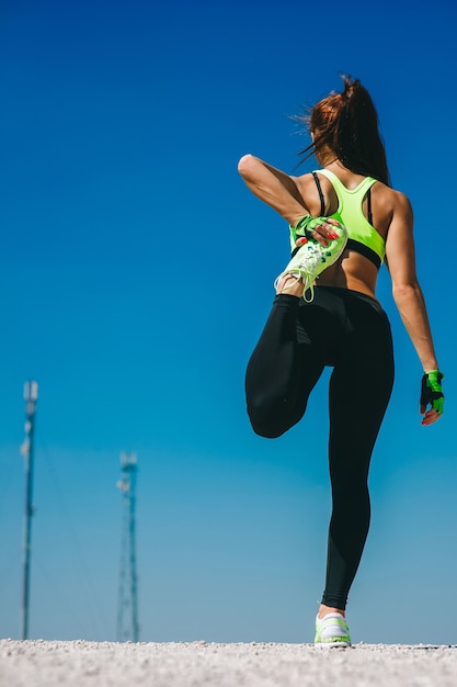 femme coureur échauffement avant de faire un jogging