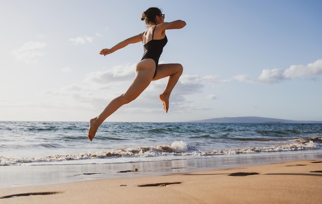 Femme courir sur le concept de perte de poids plage