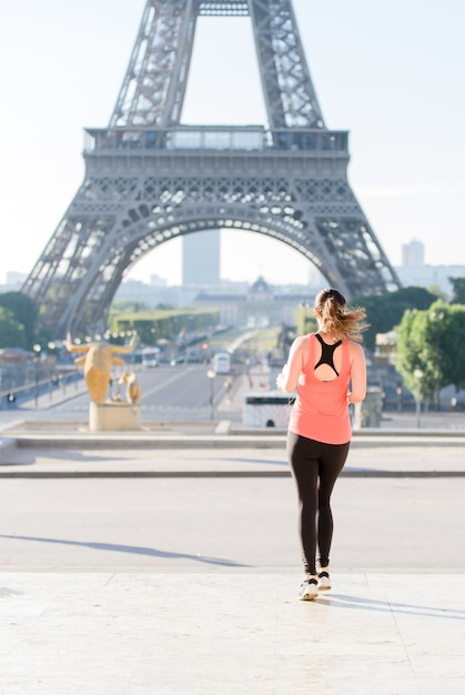 Femme courir à la tour Eiffel