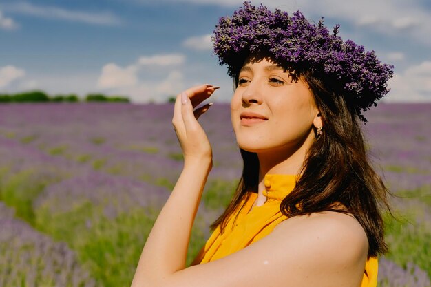 Femme avec une couronne de fleurs dans un champ de lavande