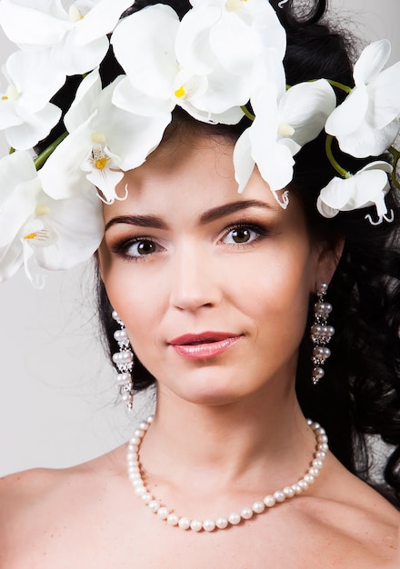 Une femme avec une couronne de fleurs sur la tête