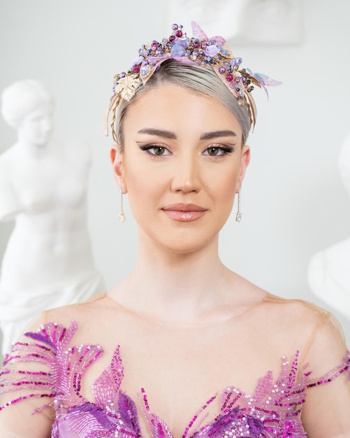 Une femme avec une couronne de fleurs sur la tête