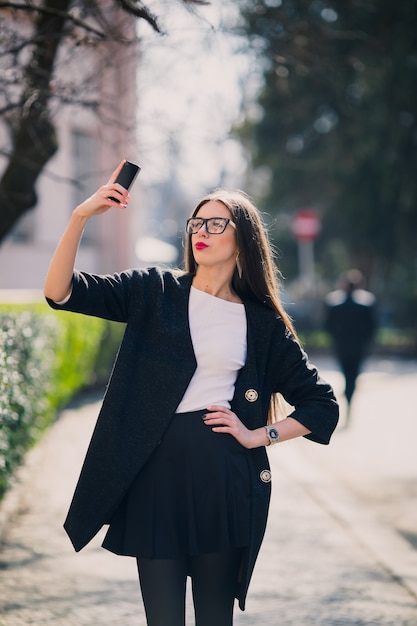 Femme en couronne et robe russe traditionnelle