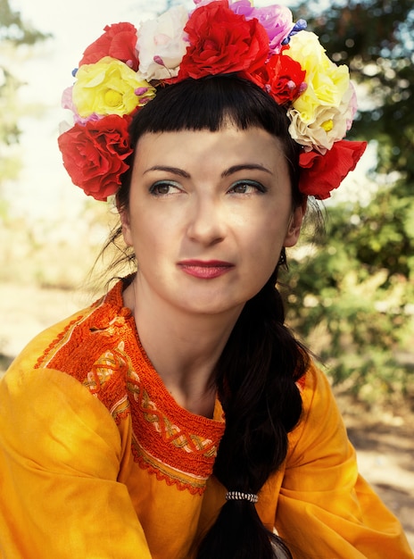 Photo femme, couronne de roses, tête