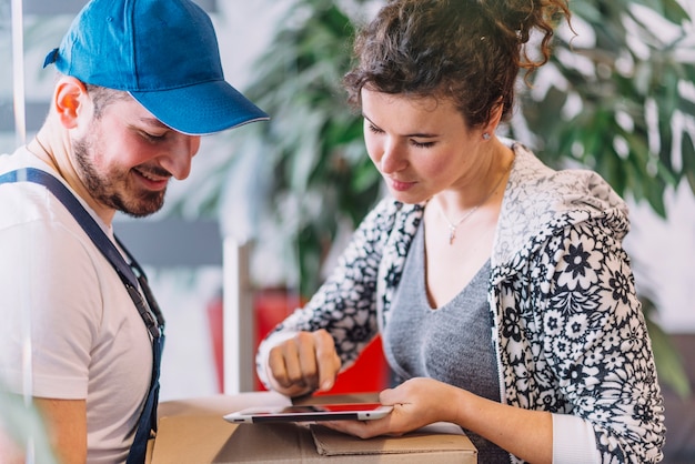 Femme et courrier avec tablette