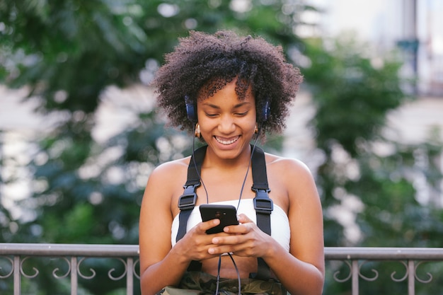 Femme de course mixte appelant ses amis dans la rue