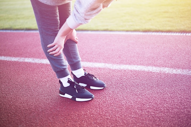 La femme court le matin dans le stade