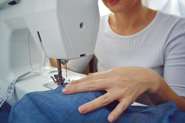 Femme couturière Fabrication de vêtements textiles à domicile Artisanat femmes