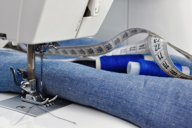 Femme couturière Fabrication de vêtements textiles à domicile Artisanat femmes