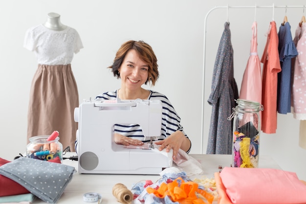 Femme couturière travaillant