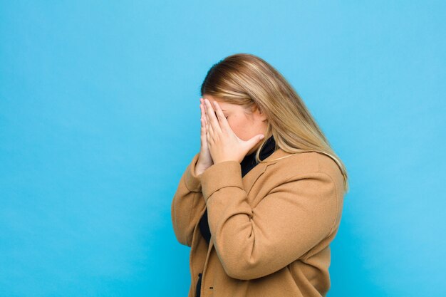 Femme, couverture, yeux, mains, triste, frustré, regard, désespoir, pleurer, côté, vue