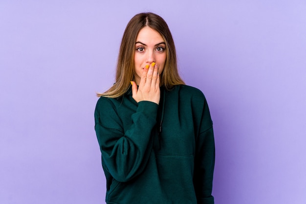 Femme couvrant la bouche avec la main