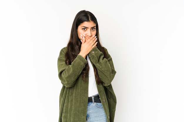 Femme couvrant la bouche avec les mains