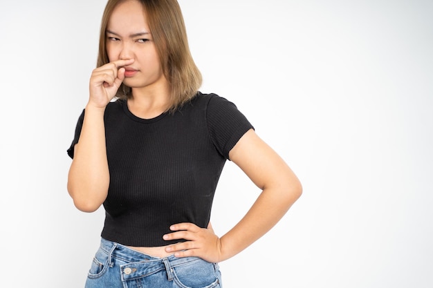 Femme couvrant le nez avec le doigt quand mauvaise odeur