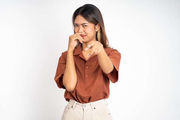 Femme couvrant le nez avec le doigt quand mauvaise odeur