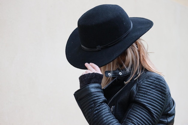 Photo femme couvrant le visage avec un chapeau