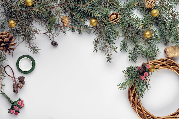 Femme créative de bricolage de noël faisant une couronne de noël faite à la main, des outils de loisirs à la maison, des bibelots et des détails pour...