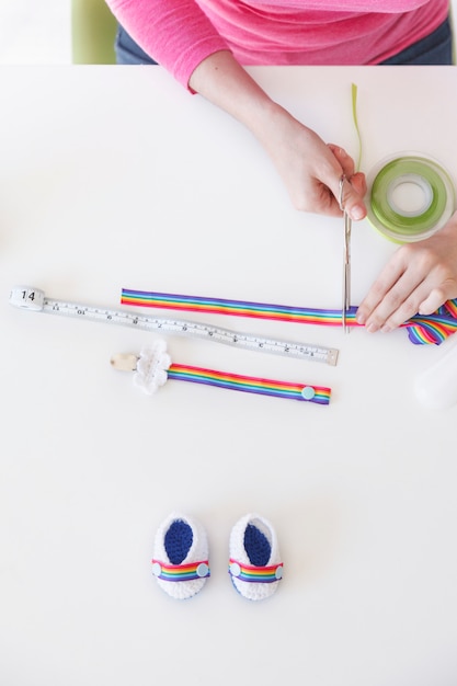 Photo femme créative, conception de chaussons faits à la main avec le symbole de l'homosexualité