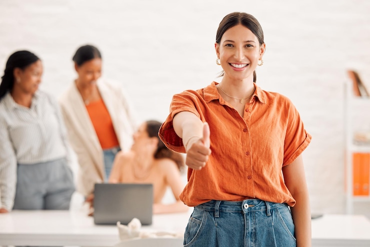 Photo femme créative heureuse et pouce en l'air avec portrait en startup pour carrière ou réputation d'agence bien fait coworking et fière designer féminine avec un geste de main positif pour de bonnes nouvelles oui ou merci