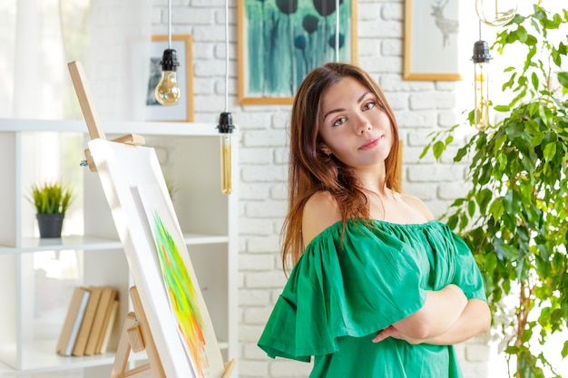 Femme créative travaillant dans un studio d&#39;art