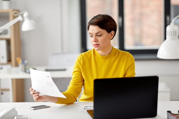 Photo femme créative travaillant sur l'interface utilisateur au bureau