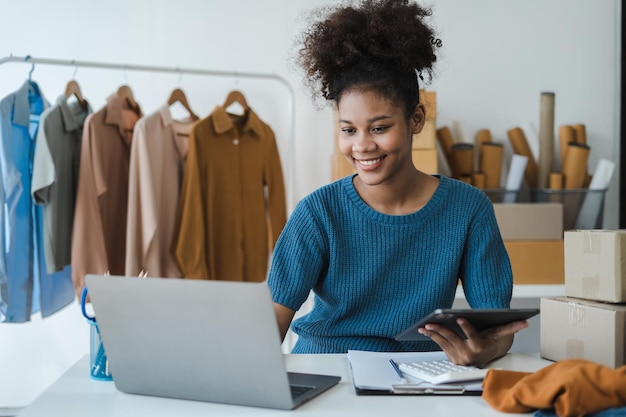 Femme créatrice de petite entreprise propriétaire de petite entreprise sur le lieu de travail PME ou indépendante femme asiatique travaillant avec une boîte à la maison