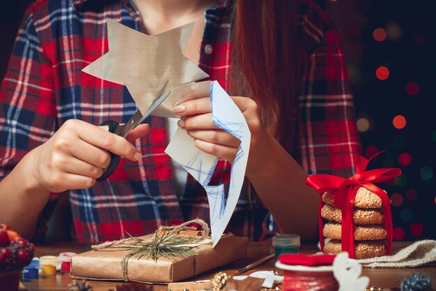 Photo femme crée des accessoires de noël