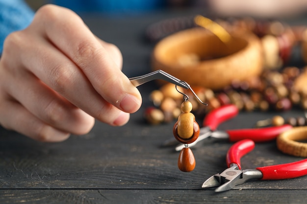 Femme créer des bijoux faits à la main