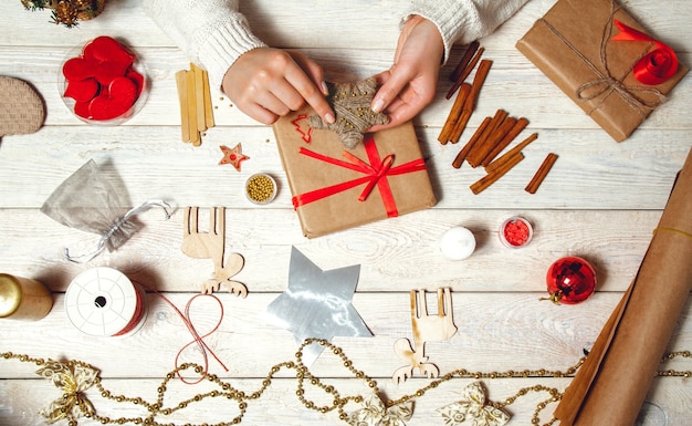 Femme créer des cadeaux de Noël élégants